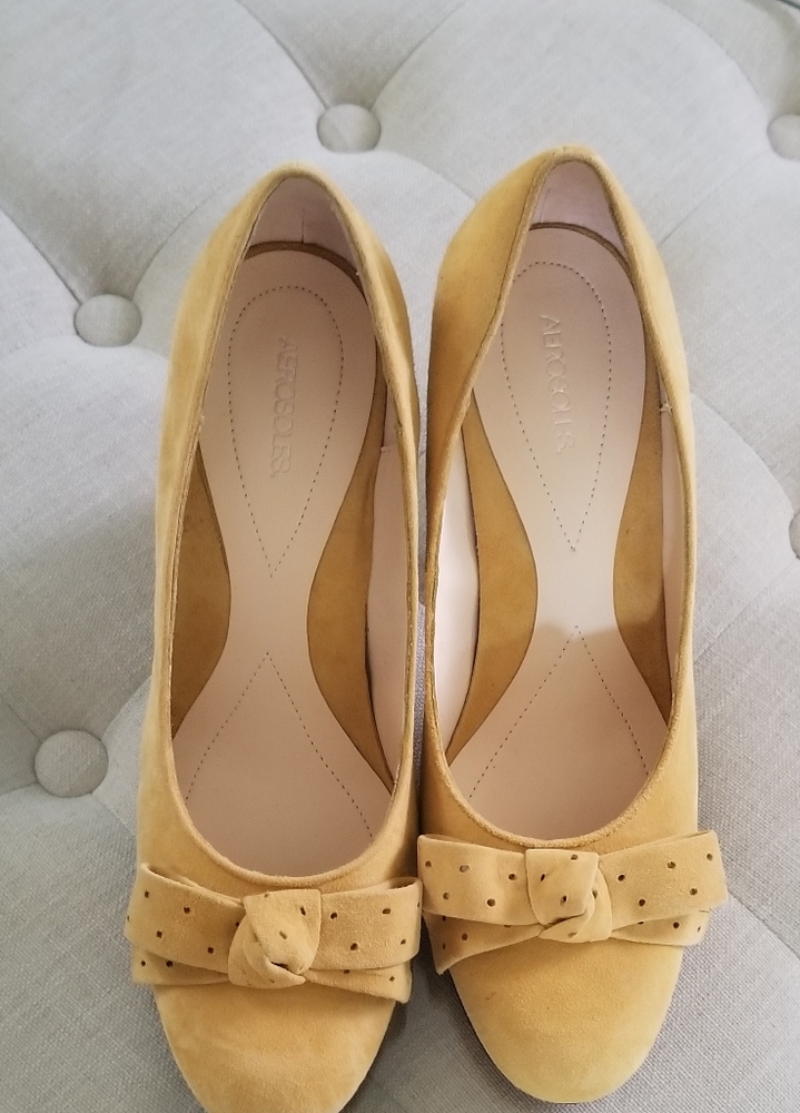 NIB Mustard Suede Pumps Sz 8.5